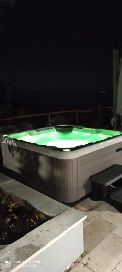 With Jacuzzi Mili *